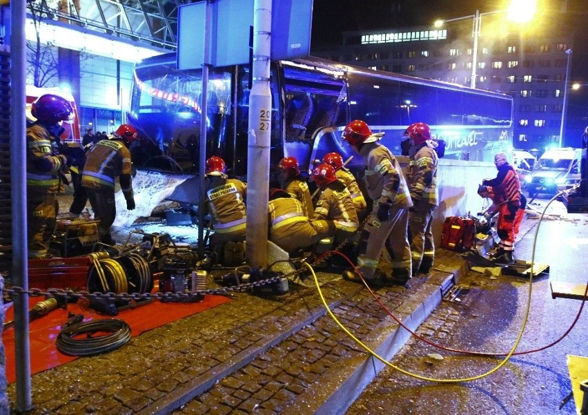 Wypadek na rondzie Reagana we Wrocławiu. Autokar wjechał w...