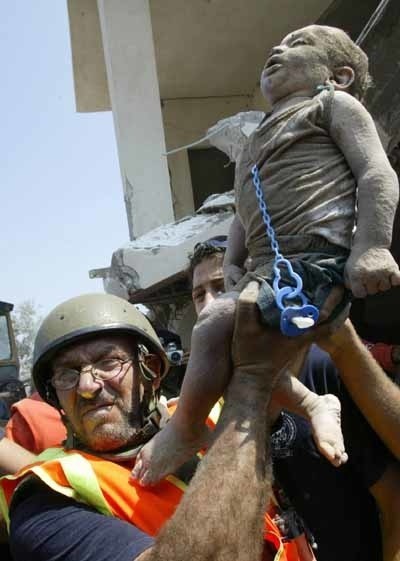 30 lipca br. Członek libańskiej jednostki Obrony Cywilnej trzyma ciało dziecka, po wydobyciu go spod gruzów zniszczonego przez izraelskie samoloty budynku w wiosce Qana, na południu Libanu. Do czwartku, według władz libańskich, zginęło około 900 cywilów, w tym 300 dzieci.