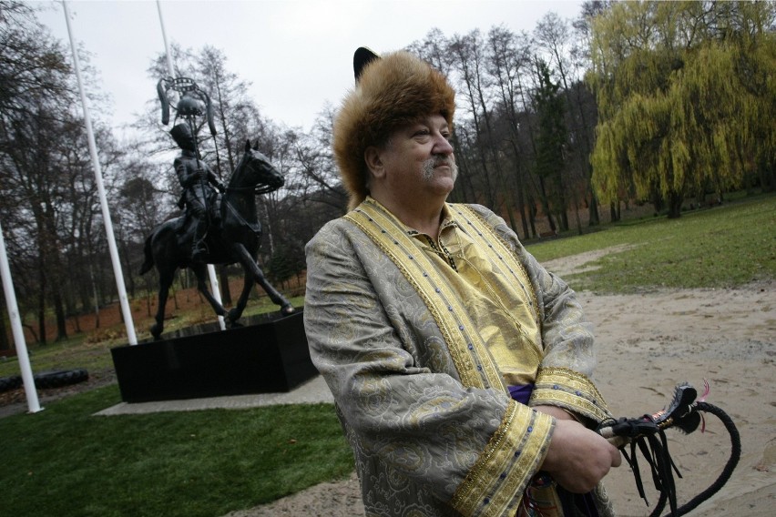 Jerzy Szahuniewicz w 2010 roku przy Pomniku Tatara RP