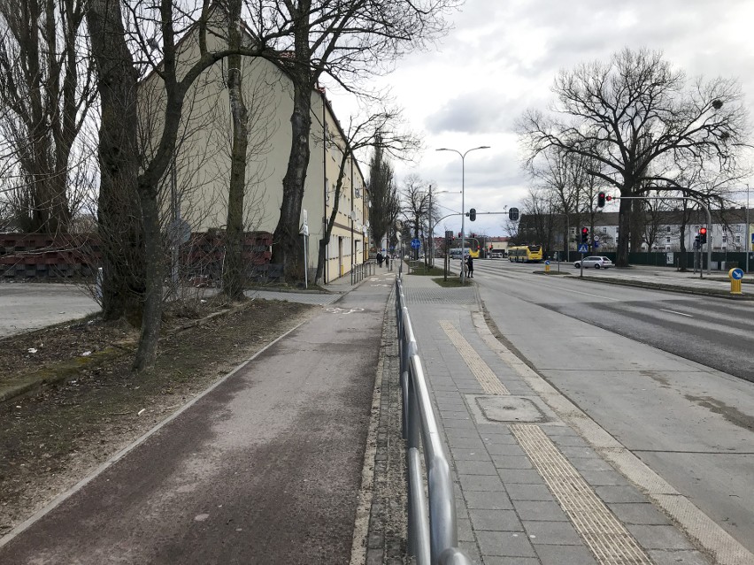 Czy wjazd do Biedronki przy ulicy Szczecińskiej w Słupsku jest niebezpieczny? Tak, zdaniem słupszczan, nie, zdaniem urzędników [ZDJĘCIA]