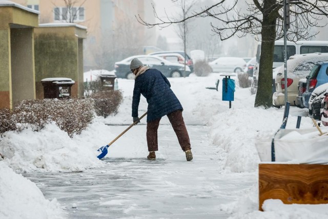 Za nami pierwsze opady śniegu, więc na chodnikach można zaobserwować rozsypany piasek, czy w niektórych miejscach lód. Jak wygląda sytuacja z odśnieżaniem tej części drogi?