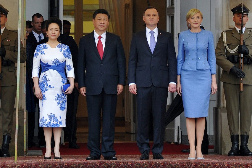 Prezydent Chin Xi Jinping w Warszawie. Witały go protesty, dziś spotkania z Dudą i Szydło [VIDEO]