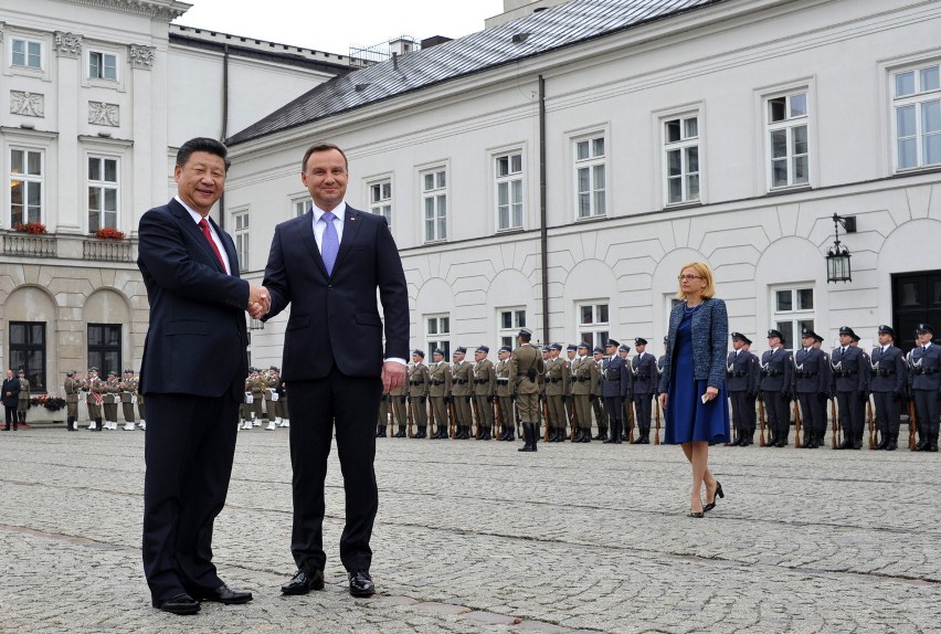 Prezydent Chin Xi Jinping w Warszawie. Witały go protesty, dziś spotkania z Dudą i Szydło [VIDEO]
