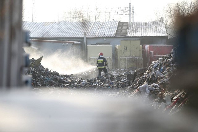 Zobacz co paliło się na składowisku śmieci przy Szczecińskiej