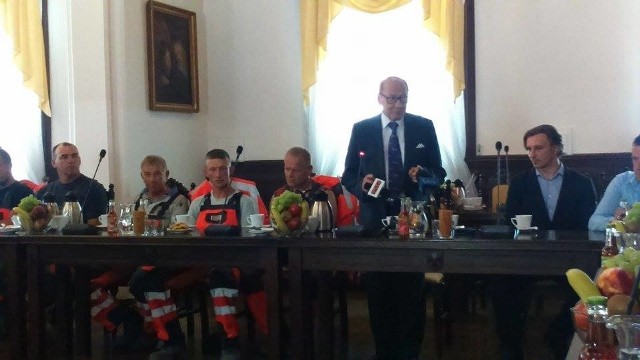 Prezydent Tadeusz Ferenc dziękuje za ciężką pracę wykonaną przy remoncie ul. 3 Maja w Rzeszowie.