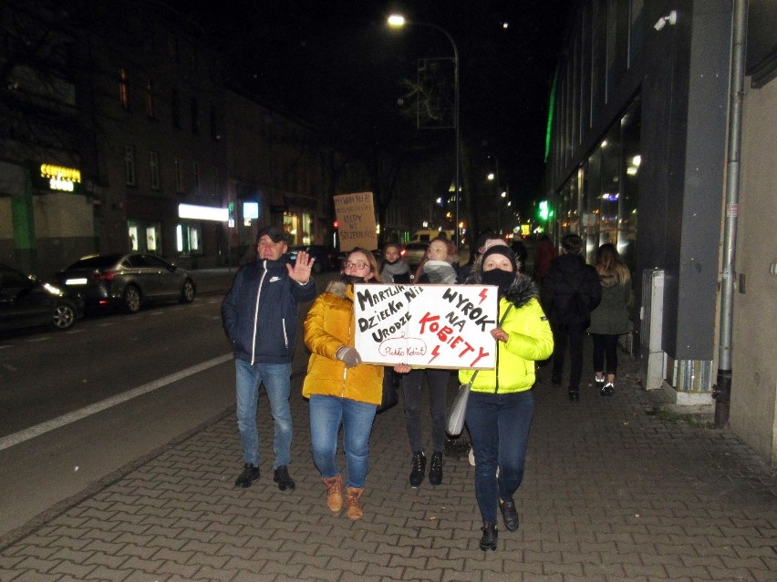 Protest kobiet w Stargardzie. Marsz po centrum. Zabawa w kotka i myszkę z policją. Szczecińska żandarmeria wojskowa pod biurem PiS