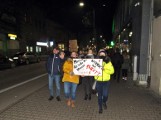 Protest kobiet w Stargardzie. Marsz po centrum. Zabawa w kotka i myszkę z policją. Szczecińska żandarmeria wojskowa pod biurem PiS