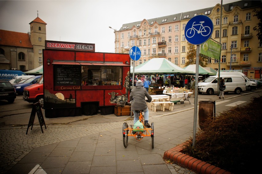 Projekt planu zakłada podział płyty placu na dwie strefy, na...