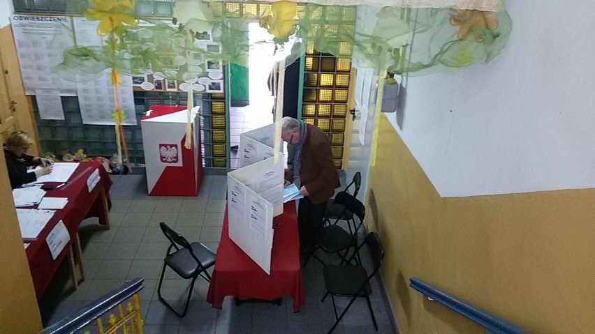 Śmierć w lokalu wyborczym w Zabrzu: Głosowanie przerwano na 12 minut [WYBORY SAMORZĄDOWE 2014]