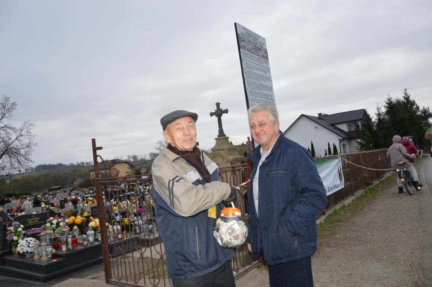 Krzęcin. Dzięki dwudniowej kweście, na cmentarzu w Krzęcinie (gm. Skawina) zostaną odnowione kolejne nagrobki.