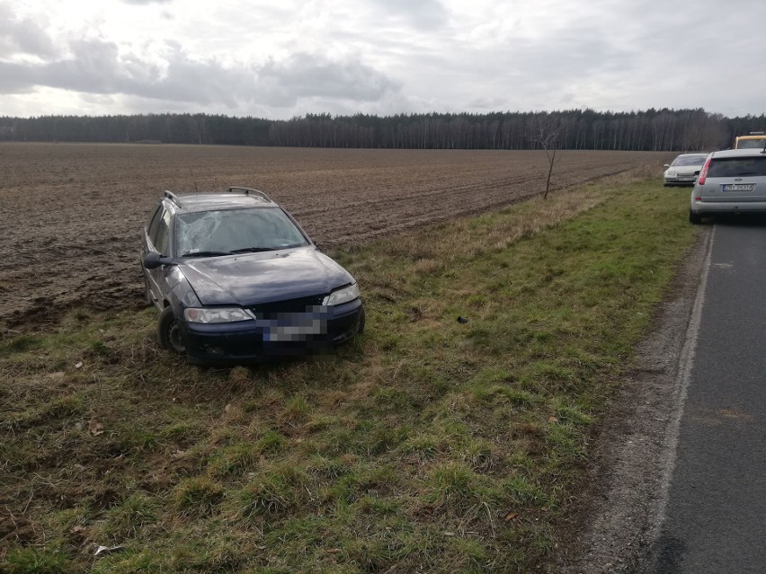 Jadący w niedzielne popołudnie drogą wojewódzką w okolicy...