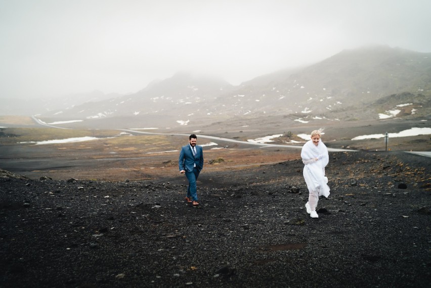 Nasi podróżnicy wzięli ślub w jaskini na Islandii. Widoki zachwycają - zobacz zdjęcia