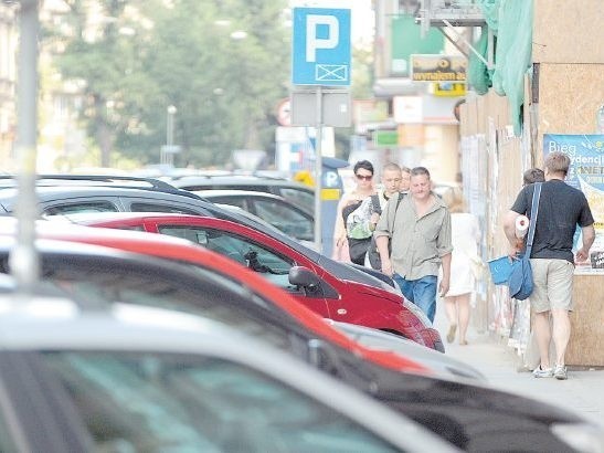 W naszym mieście jest za mało miejsc parkingowych - nie ma co do tego żadnych wątpliwości. - Jeśli nie będą powstawały nowe, nie odkorkujemy centrum - zgodnie mówią radni.