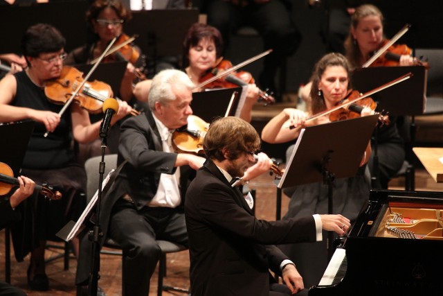 Krzysztof Książek zaczarował publiczność przepięknym wykonaniem II Koncertu fortepianowego Chopina.