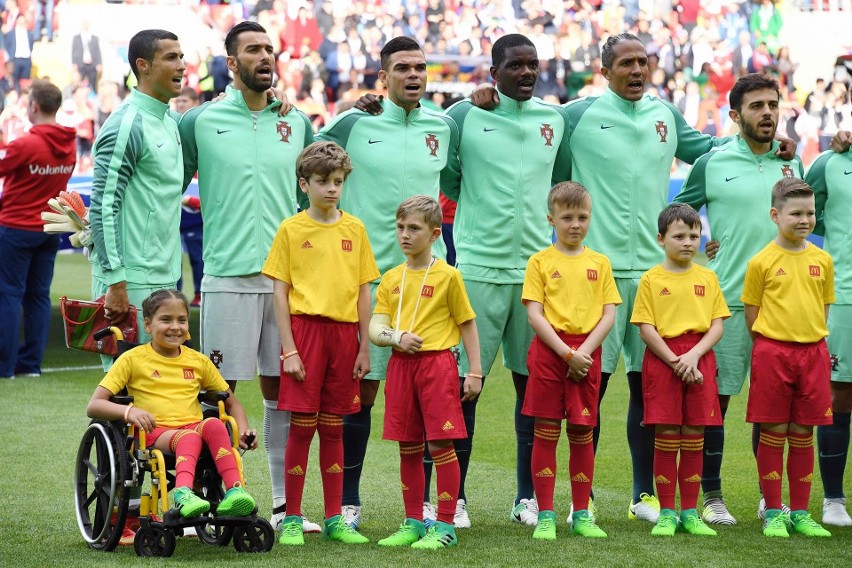Niepełnosprawna dziewczynka wyprowadziła Ronaldo na mecz z Rosją