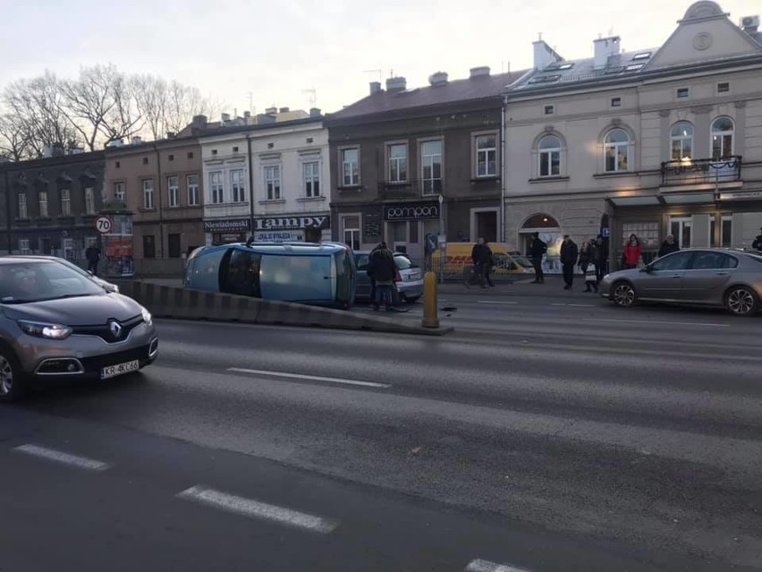 Wypadek w Krakowie na ulicy Konopnickiej. Przejazd Alejami...