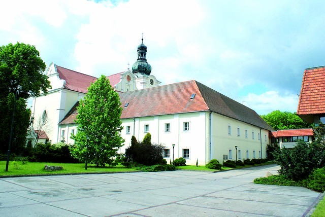 Klasztor i kościół w Markowicach widoczne z drogi Inowrocław...