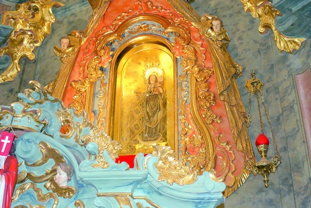 Dla cudownej figury Matki Boskiej Markowickiej wzniesiono kościół i klasztor. Madonna czczona jest w sanktuarium od  lat 30. XVII wieku.
