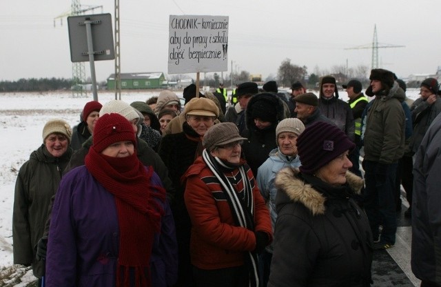 Pikietujący nieśli transparenty z hasłami.