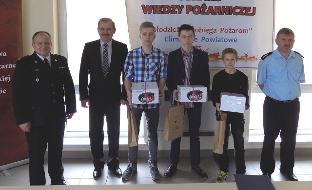 Daniel Pawełek, Patryk Podziomski i Dawid Różycki - młodzi mistrzowie pożarnictwa - za wygraną w eliminacjach powiatowych otrzymali atrakcyjne nagrody.