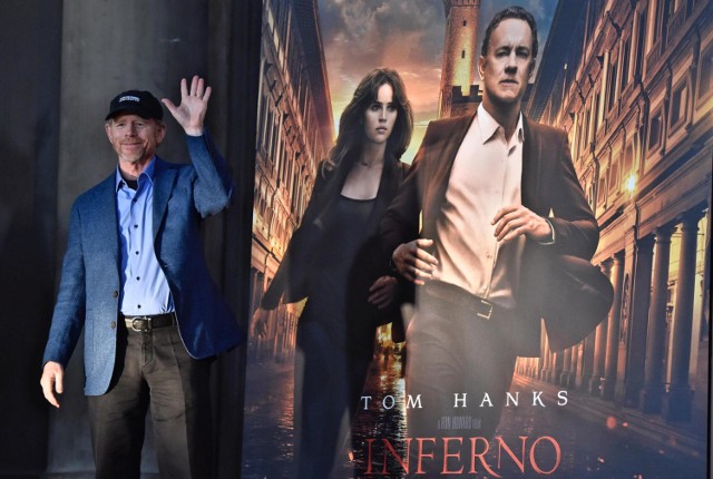 Reżyser Ron Howard pozuje przy plakacie filmu "Inferno" we Włoszech 6 października 2016r.