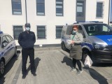 Sandomierscy harcerze przekazali maseczki ochronne dla policji i domu pomocy społecznej