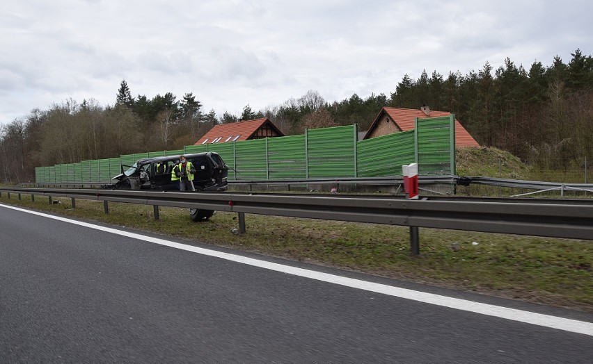 Poważny wypadek między Stargardem a Szczecinem. Bus wjechał w bariery. Są ranni 