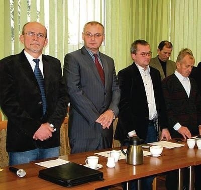 Zbigniew Bucki (pierwszy z lewej) w czwartek apelował o zmniejszenie liczby komisji. Obok Krzysztof Wojtusik, Paweł Sroga i Jan Krupa. Fot. Aleksander Gąciarz