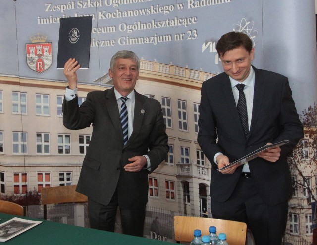 Romuald Lis, dyrektor VI LIO w Radomiu trzyma w ręku podpisaną umowę. Obok - prof. dr hab. Łukasz Pisarczyk z UW.