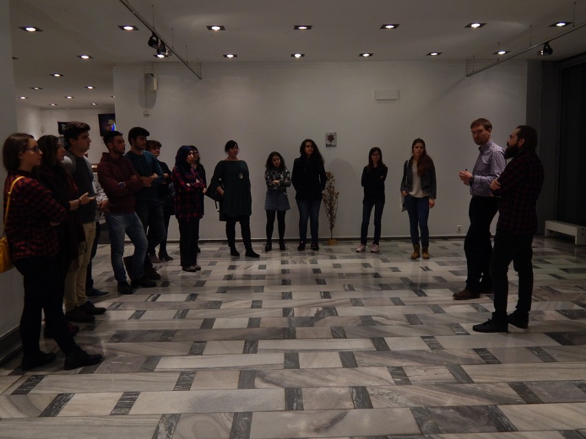 Studenci z programu Erasmus zwiedzili wystawę "97" w Galerii...