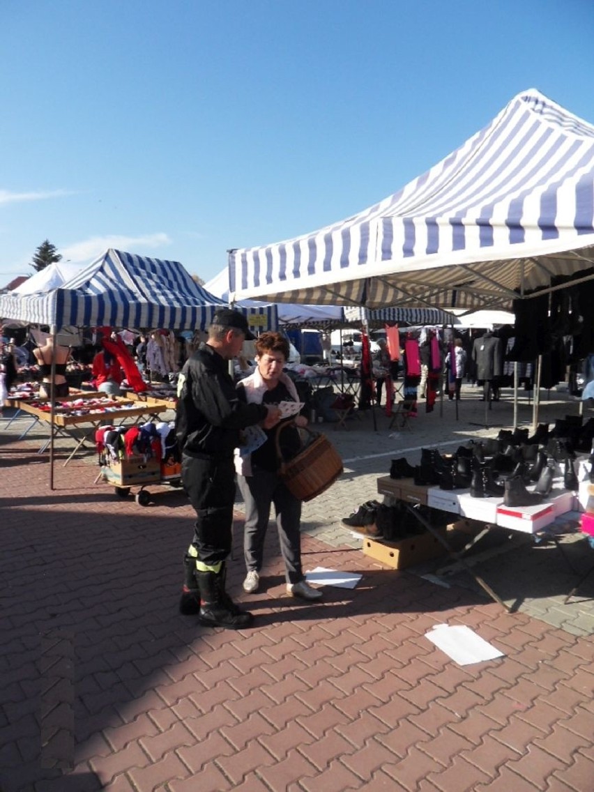 Strażacy na placu targowym w Busku. Radzili, jak uniknąć zagrożenia czadem
