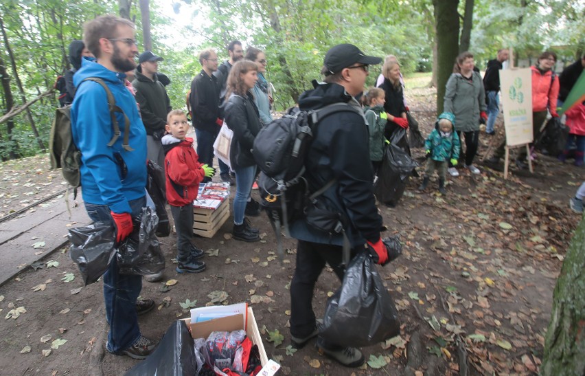 Ochotnicy posprzątali skarpę i boisko w centrum miasta