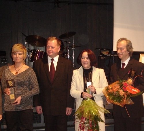 Statuetki Gryfa Stargardzkiego otrzymali: Karolina Szarubka, Maria Cierocka i Janusz Jurkiewicz. Drugi od lewej Sławomir Pajor, prezydent Stargardu.