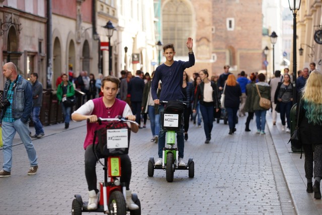 Problem trójkołowych wózków dotyczy nie tylko Krakowa, ale wielu turystycznych miast Polski. Ich władze czekają na opinię ministerstwa, która ma wyjaśnić, jakie przepisy regulują jazdę pojazdów.