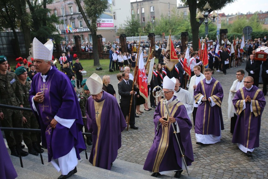 Pogrzeb arcybiskupa Szczepana Wesołego. Zmarły,, zgodnie ze...