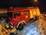 Na drodze krajowej nr 94 w Karczowie wóz strażacki wjechał do rowu. Na miejsce przybyły służby ratunkowe