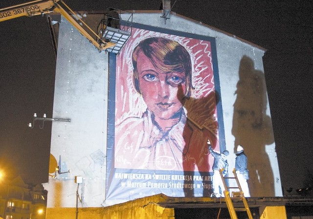 Odsłonięcie murala (reprodukcji pracy Witkacego), który zawisł na ścianie jednego z budynków w Słupsku. Akcję wspierała happeningiem grupa Witkacy Cacy Cacy, promująca działalność twórcy. 