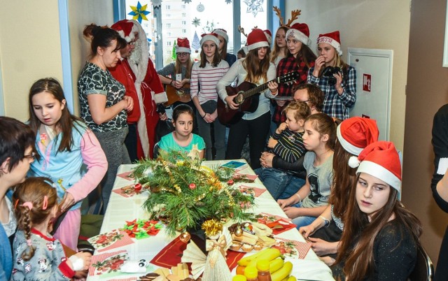 Najmłodszych pacjentów Szpitala Dziecięcego w Bydgoszczy odwiedził sam Święty Mikołaj! Dzieci były zachwycone ale i nieco onieśmielone.