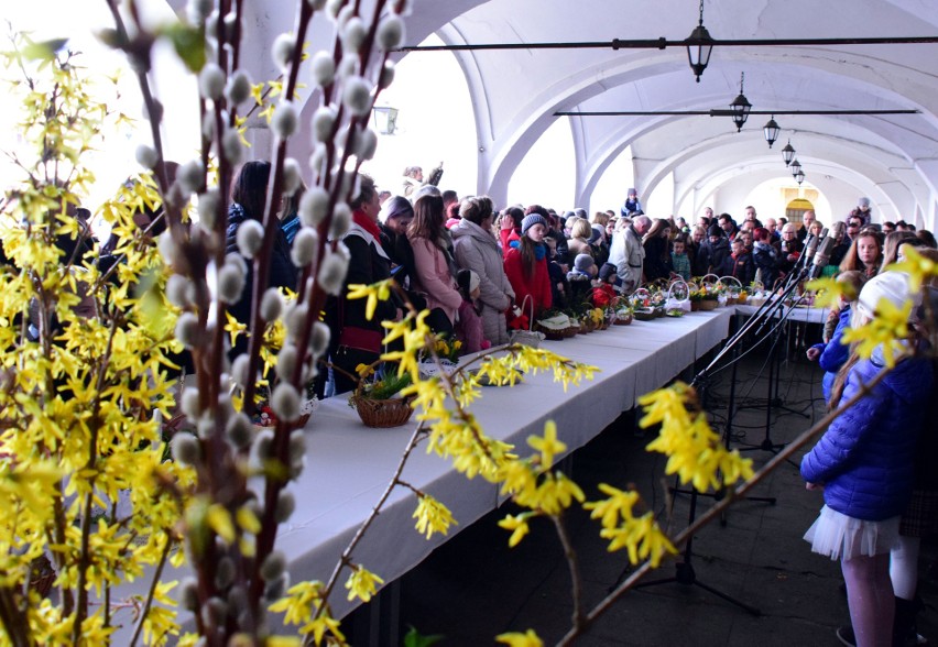 Unia Przedsiębiorczych i prezydent Krosna zaprosili krośnian na święcenie pokarmów na Rynku [ZDJĘCIA]