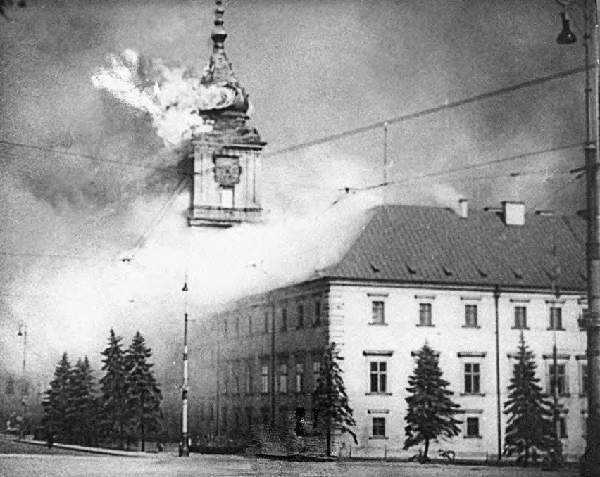Zamek Królewski płonie po ostrzale artylerii niemieckiej podczas agresji niemieckiej na Polskę (17 września 1939)