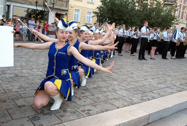 W piątkowy wieczór na Dużym Rynku w Świeciu zainaugurowano 32. Międzynarodowy Festiwal Orkiestr Dętych. Potrwa on do niedzieli. Świecianom zaprezentuje się sześć orkiestr z Bułgarii, Czech, Litwy, Białorusi i Polski.