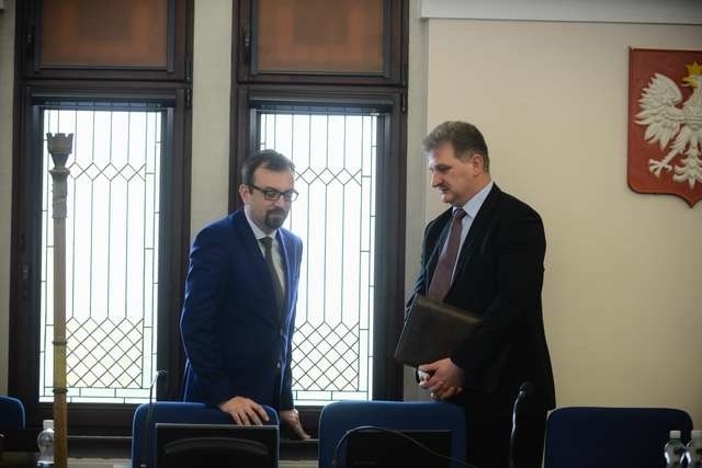 Przewodniczący Rady Miasta Marcin Czyżniewski w rozmowie ze Sławomirem Wilińskim, prezesem Toruńskich Sukiennic