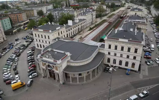 Centrum przesiadkowe kolei aglomeracyjnej, wystawa zabytkowych lokomotyw, biurowce, blokowisko, osiedle domków z ogrodami na dachach, galeria sztuki awangardowej, a nawet park. Przez dwa lata naszej akcji "Oddajcie nam Dworzec Świebodzki" wrocławscy radni, kandydaci na prezydenta, kolejarze i eksperci mieli wiele ciekawych pomysłów jak zagospodarować dworzec i 30 hektarów stacji. Przedstawiamy wam te najbardziej śmiałe.Zobaczcie kolejne pomysły, posługując się klawiszami strzałek na klawiaturze, myszką lub gestami.