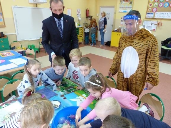 Przedszkolaki z Piekoszowa mają nietypowe lekcje doświadczalne. Uczą się też z robotami! (ZDJĘCIA) 