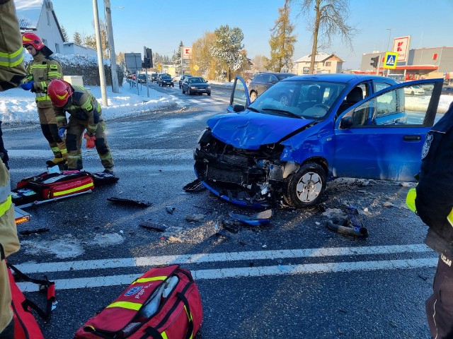 Na skrzyżowaniu w Sandomierzu doszło do wypadku, w którym ranne zostały dwie osoby.