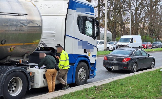 (27.03.2024) Kolizja cysterny i auta osobowego. Zablokowany jeden pas ruchu na ul. Ślężnej we Wrocławiu.