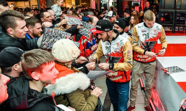 W bydgoskim Centrum Handlowym Focus w piątek (6 marca) odbyła się prezentacja żużlowej drużyny Abramczyk Polonii Bydgoszcz. Żużlowcy w komplecie stawili się w CH. Cała drużyna zaprezentowała się kibicom na specjalnie przygotowanej scenie. - Tworzymy wspaniały team, wspaniałą atmosferę i tak ma być przez cały sezon - deklarował Jerzy Kanclerz, prezes klubu. Prowadzący imprezę Tomasz Lorek przepytał zawodników, okazję do rozmów, wspólnych zdjęć i zdobycie autografów mieli też bydgoscy kibice. Były też inne niespodzianki, specjalną piosenkę dla Polonii przygotował i wykonał zespół Żuki. - Mam nadzieję, że kibice zaakceptują ten utwór i stanie się on takim hymnem Polonii - mówił Kanclerz. Zobaczcie zdjęcia z prezentacji >>>Prezentacja Abramczyk Polonii Bydgoszcz - zapis transmisji