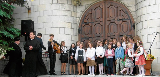 Uczniowie Szkoły Podstawowej w Charsznicy zaśpiewali m.in. „Kochamy Cię Janie Pawle II”