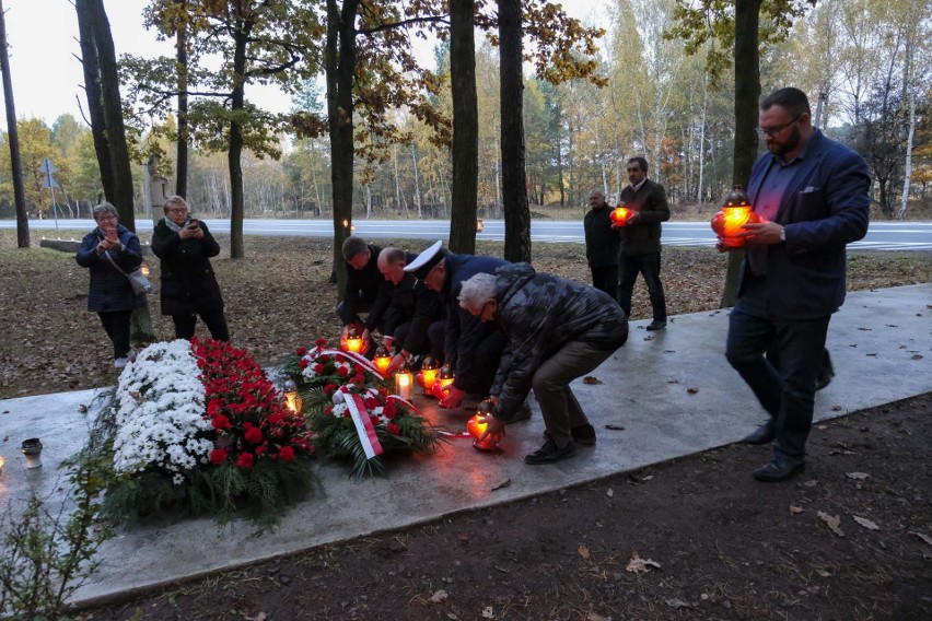 Pamięci porwanego i zamordowanego księdza Popiełuszki - kwiaty pod pomnikiem w Górsku