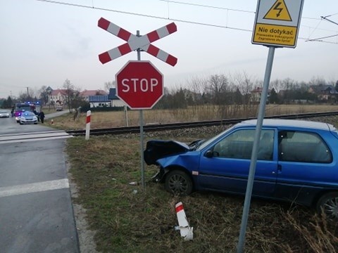 Wypadek w Tarnobrzegu. Zderzenie samochodu osobowego z szynobusem. Kierowca zbiegł z miejsca zdarzenia. Zobacz zdjęcia